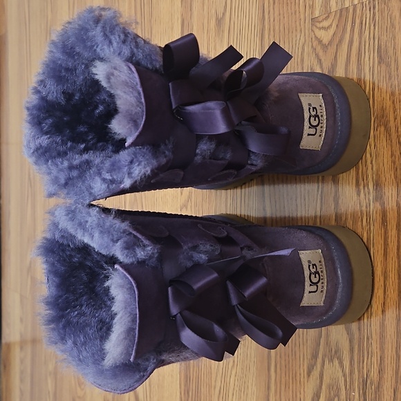 UGG Bailey Bow Suede Sheepskin Short Purple Boots Girl's/ 4 - Picture 1 of 10